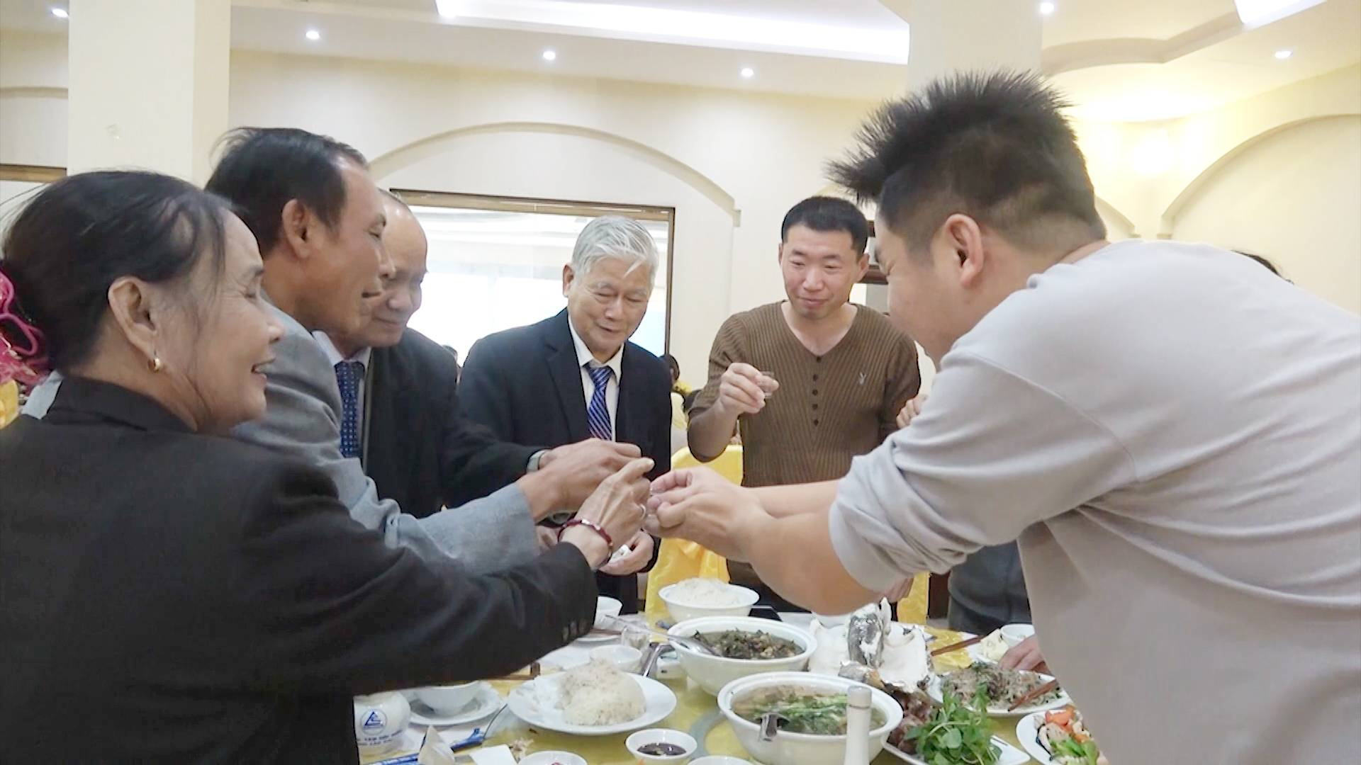 在越南结婚吃饭真热闹,好多人来清酒,把我们喝懵圈了